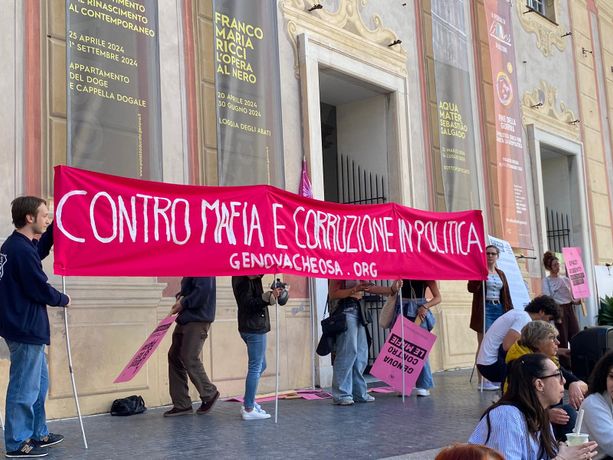 "Toti si deve dimettere": in centinaia al presidio in piazza De Ferrari (Foto)