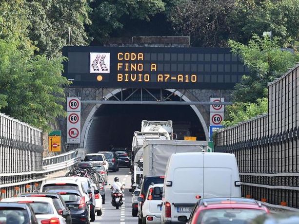 Altro incidente in A10, scontro auto-tir: automobilista perde la vita Altro incidente in A10, scontro auto-tir: automobilista perde la vita