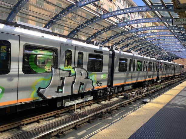 Incidente a Brin, donna investita dalla metropolitana: è in gravi condizioni