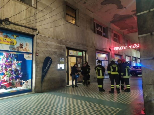 Sampierdarena, trovato un ordigno inesploso in un appartamento di via Avio, evacuato uno stabile (Foto) Sampierdarena, trovato un ordigno inesploso in un appartamento di via Avio, evacuato uno stabile (Foto)