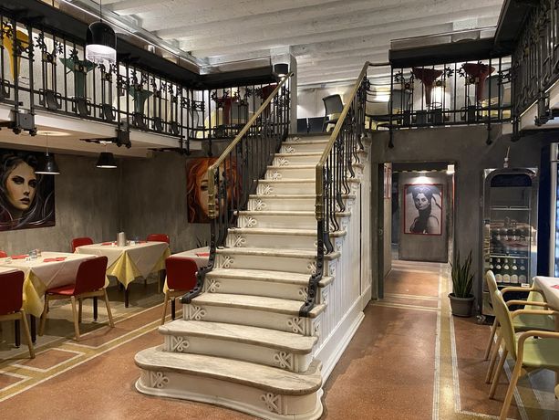 Pizze e cocktails dentro lo storico caveau di una banca: succede al Palazzo Luciano Spinola