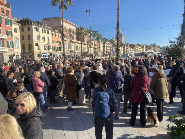 Pegli e Pra’ in piazza: no ai cassoni della diga senza se e senza ma Pegli e Pra’ in piazza: no ai cassoni della diga senza se e senza ma