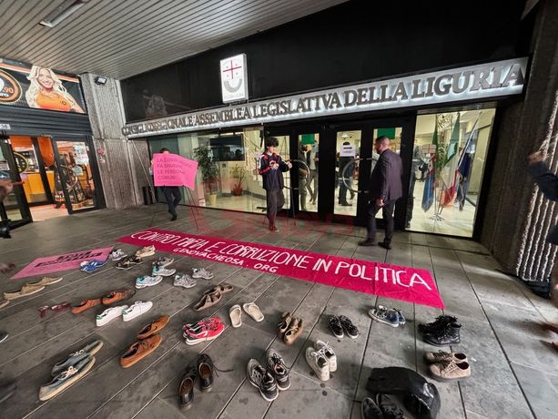 Fuori dal consiglio regionale 74 paia di scarpe e una scritta: “La corruzione fa sparire le persone comuni”