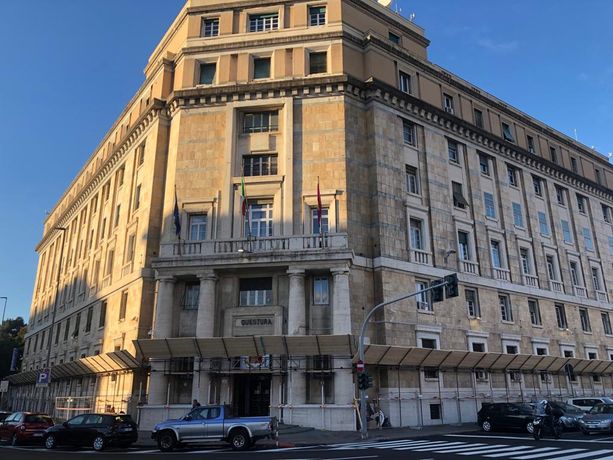 Albaro, in auto ferma al semaforo: donna affiancata e derubata da due uomini in scooter Albaro, in auto ferma al semaforo: donna affiancata e derubata da due uomini in scooter