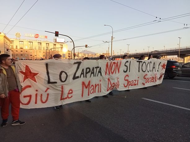 “Lo Zapata non si tocca”, in strada un migliaio di manifestanti contro lo sgombero del centro sociale (Video)