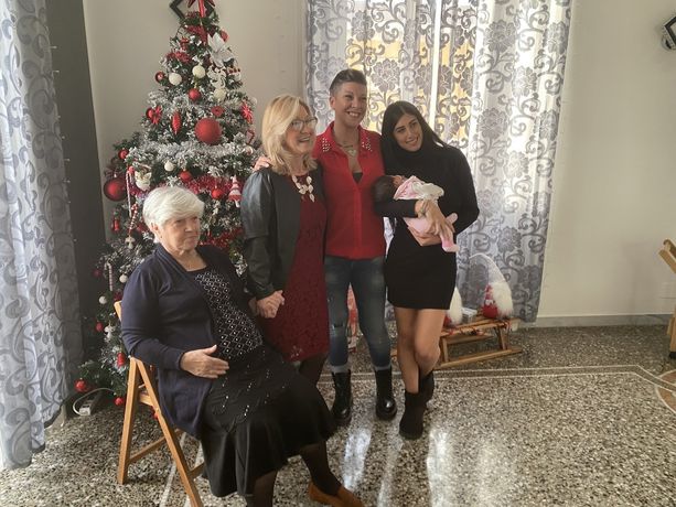 Cinque generazioni in un solo abbraccio: che esplosione di vita in una famiglia del Ponente genovese Cinque generazioni in un solo abbraccio: che esplosione di vita in una famiglia del Ponente genovese