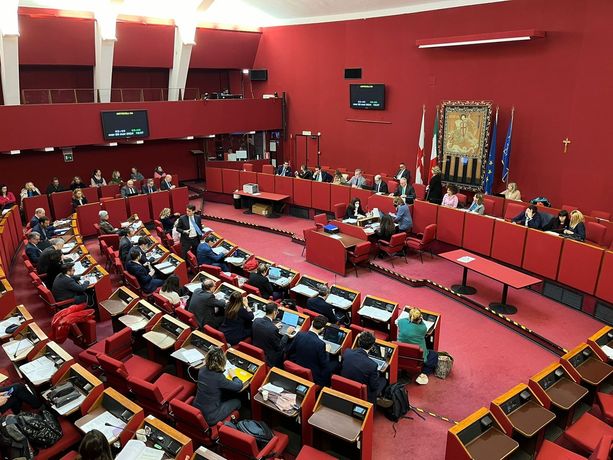 Bucci scansa le dimissioni da sindaco e ottiene l’incompatibilità tra le polemiche: “Ci liberiamo di chi ha amministrato con prepotenza” Bucci scansa le dimissioni da sindaco e ottiene l’incompatibilità tra le polemiche: “Ci liberiamo di chi ha amministrato con prepotenza”