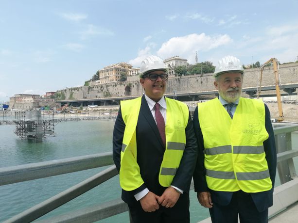 Toti studia e carte e intende chiarire, ma intanto la Regione è quasi in paralisi Toti studia e carte e intende chiarire, ma intanto la Regione è quasi in paralisi