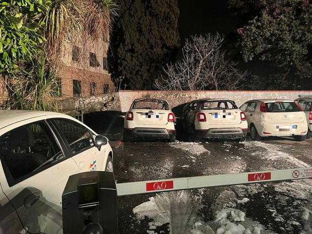 Incendio distrugge tre auto aziendali Iren, indaga la polizia Incendio distrugge tre auto aziendali Iren, indaga la polizia