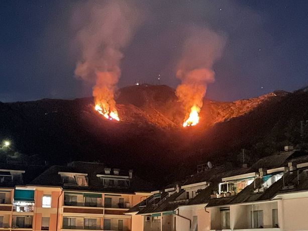 Ancora fiamme a Genova, grosso incendio tra monte Moro e monte Fasce Ancora fiamme a Genova, grosso incendio tra monte Moro e monte Fasce