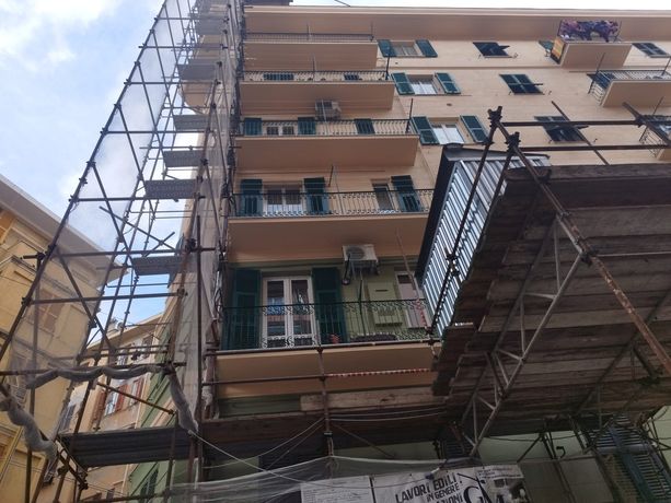 Incidente in via Balbi Piovera, a causare la caduta dell'operaio potrebbe essere il cedimento di un pezzo di impalcato Incidente in via Balbi Piovera, a causare la caduta dell'operaio potrebbe essere il cedimento di un pezzo di impalcato