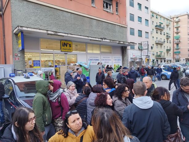 Via Piacenza, a un mese dall'incendio gli abitanti scendono in strada: "Non dimenticateci" (Video) Via Piacenza, a un mese dall'incendio gli abitanti scendono in strada: "Non dimenticateci" (Video)