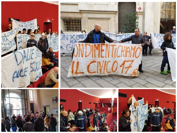 Via Piacenza, gli abitanti protestano in Comune: "Oggi l'ultima notte in hotel" (foto e video) Via Piacenza, gli abitanti protestano in Comune: "Oggi l'ultima notte in hotel" (foto e video)