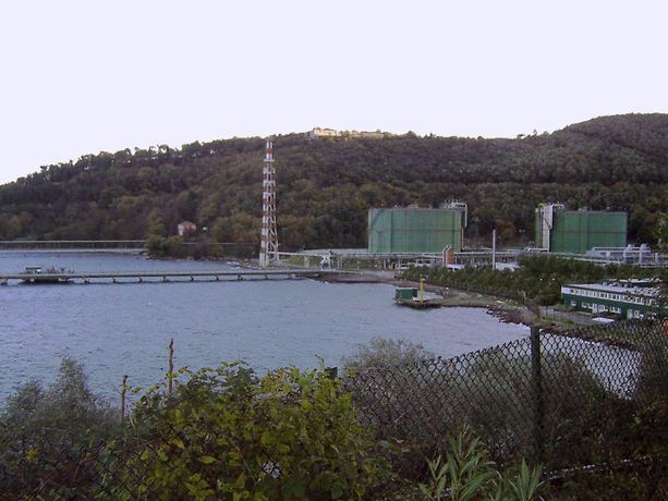 Rigassificatore, la paura dei comitati del ponente e la replica di Toti: &quot;Gioverà a 59 milioni di italiani&quot;