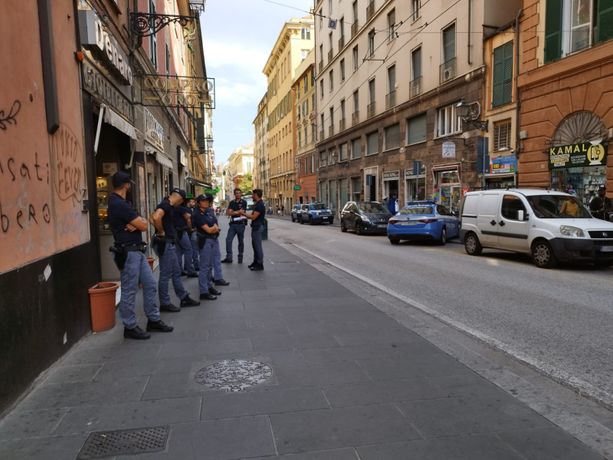 Tentano di rapinare una gioielleria di via Balbi armati di pistola: ferito il titolare