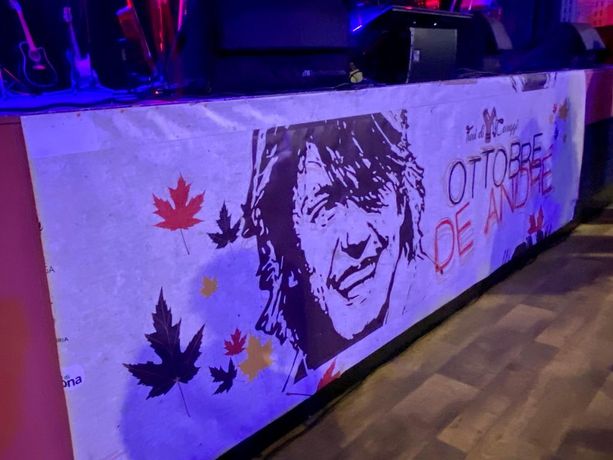 Albenga, all’Ambra il Concerto per don Gallo: il pubblico si accende ed è subito emozione Albenga, all’Ambra il Concerto per don Gallo: il pubblico si accende ed è subito emozione