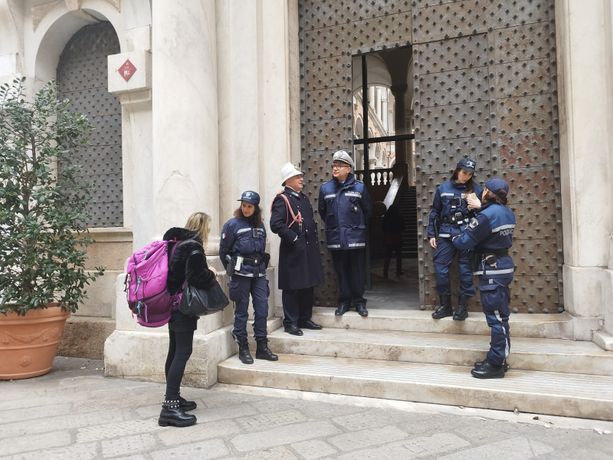 Il Comune è un po' meno la casa dei cittadini: i vigili 'filtrano' gli ingressi di palazzo Tursi Il Comune è un po' meno la casa dei cittadini: i vigili 'filtrano' gli ingressi di palazzo Tursi