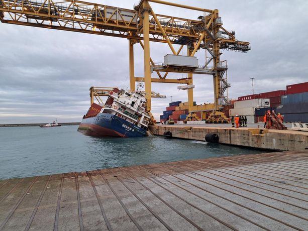 Sampierdarena, nave si inclina al terminal traghetti, sul posto vigili del fuoco e capitaneria