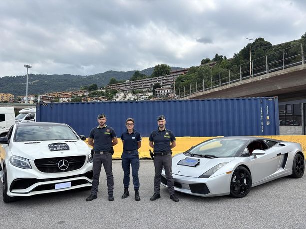 Tentano di contrabbandare in Svizzera una Lamborghini e una Mercedes: fermati due italiani alla frontiera e auto di lusso sequestrate Tentano di contrabbandare in Svizzera una Lamborghini e una Mercedes: fermati due italiani alla frontiera e auto di lusso sequestrate