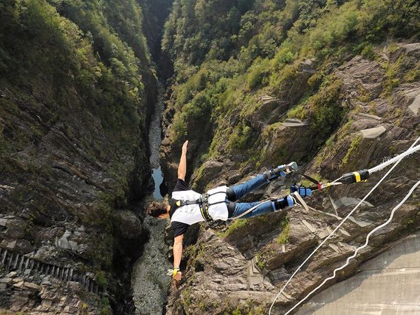 Bungee Jumping dai 220 metri della diga di Verzasca Bungee Jumping dai 220 metri della diga di Verzasca