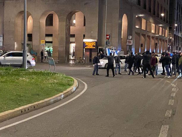 Napoli campione d'Italia: in piazza Monte Grappa gli ultras varesini controllati dalla polizia. Strade chiuse e tensioni Napoli campione d'Italia: in piazza Monte Grappa gli ultras varesini controllati dalla polizia. Strade chiuse e tensioni