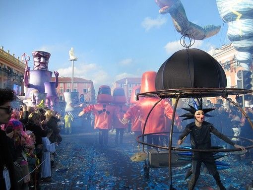 Il Carnevale di Nizza, sette secoli di festa tra storia, satira e spettacolo Il Carnevale di Nizza, sette secoli di festa tra storia, satira e spettacolo