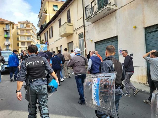 DERBY. Tifosi scortati in gradinata, grande attesa per il fischio d'inizio (Foto) DERBY. Tifosi scortati in gradinata, grande attesa per il fischio d'inizio (Foto)
