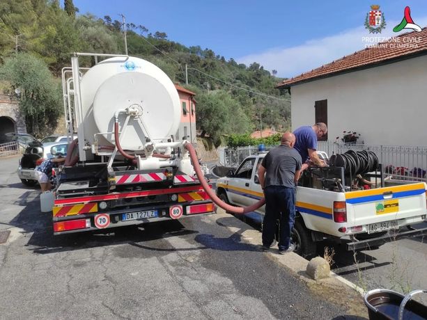 Acqua non potabile nelle frazioni, Imperia Rinasce: "C'è un pollaio sopra una vasca a Montegrazie" Acqua non potabile nelle frazioni, Imperia Rinasce: "C'è un pollaio sopra una vasca a Montegrazie"