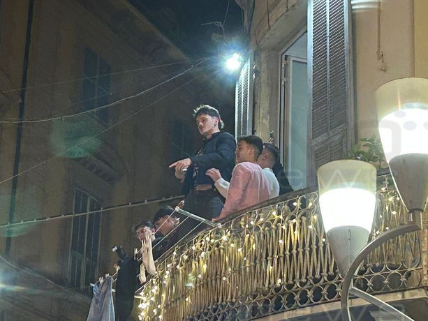 Sanremo: Olly blocca la città, un fiume di persone all'incrocio tra via Matteotti e via Feraldi e traffico in tilt (Foto e Video) Sanremo: Olly blocca la città, un fiume di persone all'incrocio tra via Matteotti e via Feraldi e traffico in tilt (Foto e Video)