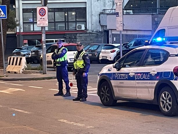 Natale sotto controllo a Sanremo: presidio diffuso della polizia locale tra anti-alcol, viabilità e abusivismo