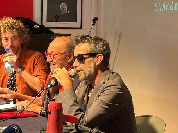 Daniele Silvestri, il ritorno più atteso: “La memoria deve restare viva”. L’Ariston chiude il Tenco tra resistenza e futuro (Foto) Daniele Silvestri, il ritorno più atteso: “La memoria deve restare viva”. L’Ariston chiude il Tenco tra resistenza e futuro (Foto)