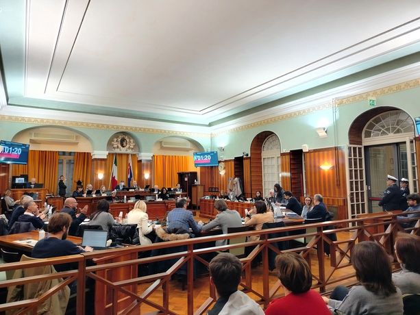 Consiglio comunale di Sanremo, approvato il nuovo regolamento dei mercati: confronto acceso sul futuro dell’Annonario (Foto) Consiglio comunale di Sanremo, approvato il nuovo regolamento dei mercati: confronto acceso sul futuro dell’Annonario (Foto)