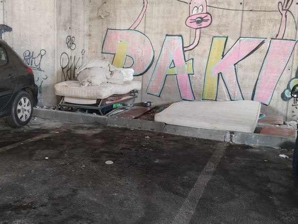 Imperia, un dormitorio nel parcheggio della stazione ferroviaria (foto)