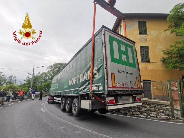 Camion si incastrano in una curva a Nava: Statale 28 liberata dai vigili del fuoco (foto e video) Camion si incastrano in una curva a Nava: Statale 28 liberata dai vigili del fuoco (foto e video)