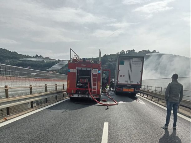 Vallecrosia: mezzo pesante prende fuoco sulla A10, soccorsi in atto e autostrada chiusa in entrambi i sensi (Foto e Video)