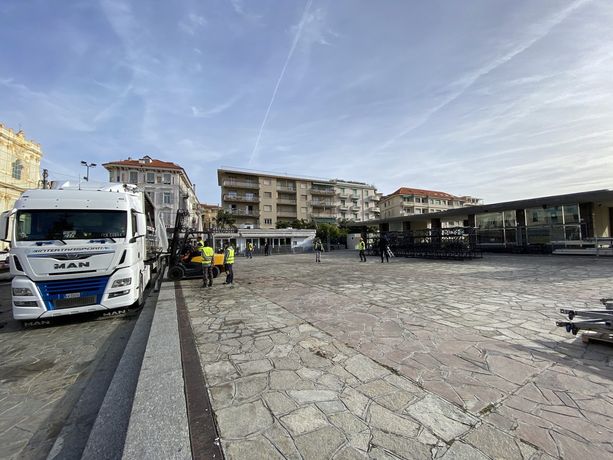 Sanremo: al via questa mattina i lavori per 'Tra palco e città', Russolillo “Un'emozione che dà grande speranza” (Foto e Video) Sanremo: al via questa mattina i lavori per 'Tra palco e città', Russolillo “Un'emozione che dà grande speranza” (Foto e Video)