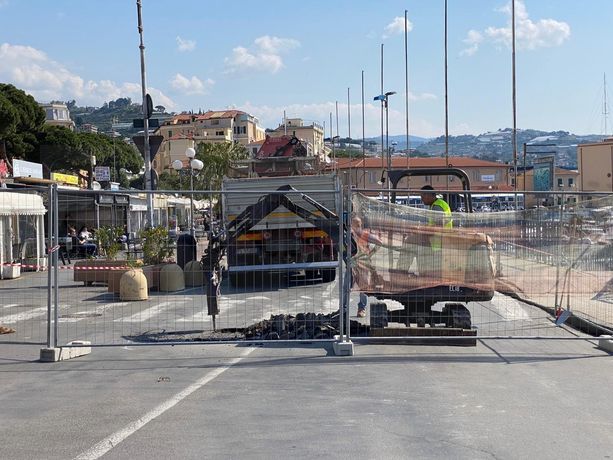 Sanremo: salta la fogna a porto vecchio, si lavora per riaprire corso Nazario Sauro in giornata