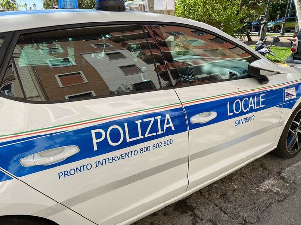 Maxi sequestro di merce contraffatta a Sanremo: trovati oltre 7 mila pezzi in due garage del centro