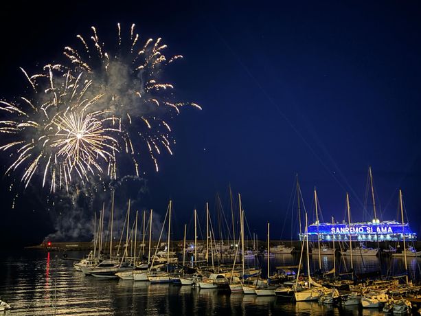 Sanremo: lo spettacolo dei fuochi 'musicali' dà il via alla settimana del Festival (Foto e Video) (foto)