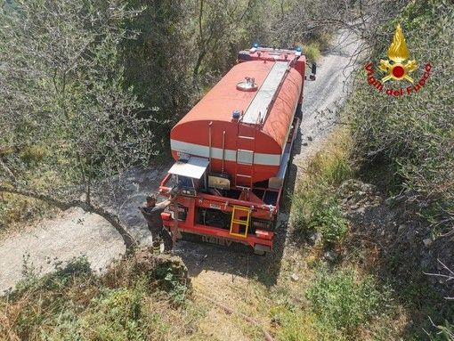 Crisi idrica, acquedotti al collasso: super lavoro dei vigili del fuoco per rifornire le vasche comunali