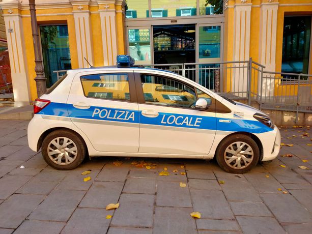 Attivista distribuisce "santini" in centro a Imperia, identificato dai vigili