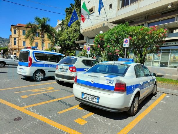 Polizia locale di Diano Marina in tenuta anti sommossa: agli agenti giubbotti antiproiettile e anfibi Polizia locale di Diano Marina in tenuta anti sommossa: agli agenti giubbotti antiproiettile e anfibi