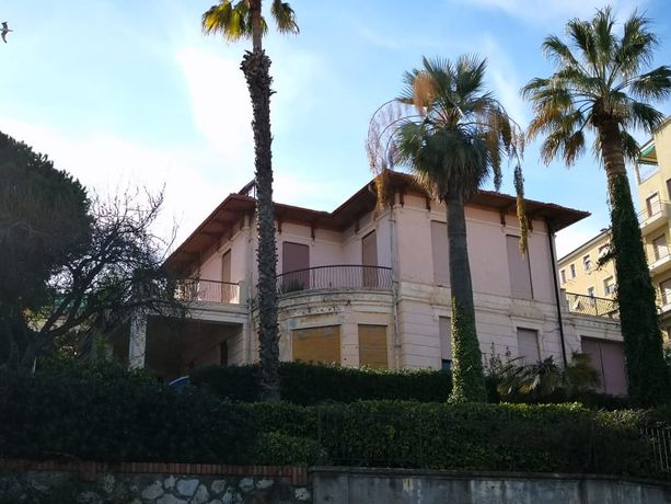 Imperia, Villa Carpeneto sarà venduta: il consiglio comunale dà l'ok. Scajola "È un affare, agli acquirenti darò la cittadinanza onoraria" Imperia, Villa Carpeneto sarà venduta: il consiglio comunale dà l'ok. Scajola "È un affare, agli acquirenti darò la cittadinanza onoraria"