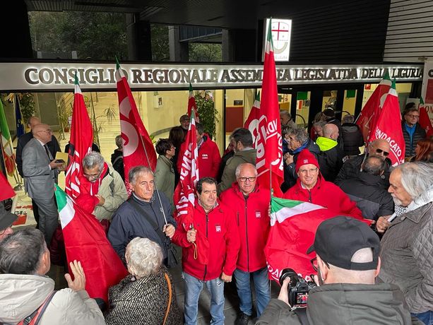 Piano sociosanitario, bagarre in consiglio regionale e presidio di protesta in via d’Annunzio Piano sociosanitario, bagarre in consiglio regionale e presidio di protesta in via d’Annunzio