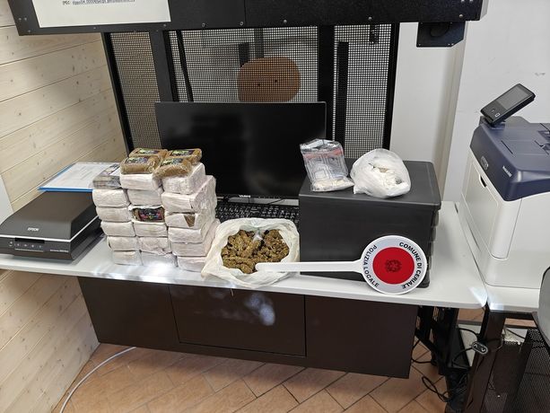 Ceriale, blitz antidroga della polizia locale: sequestrati 12 kg di hashish e 400 grammi di cocaina