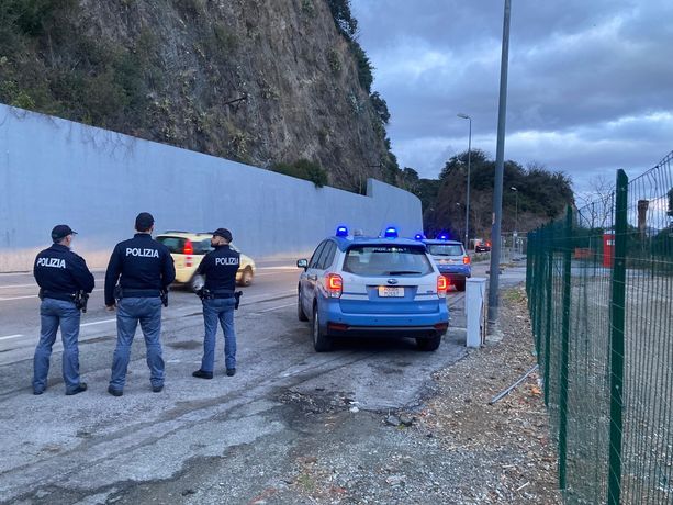 Colpisce i poliziotti con pugni e calci: arrestato Colpisce i poliziotti con pugni e calci: arrestato