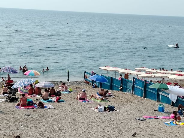 Staccionata dei Bagni Savona bruciata per fare un falò nella spiaggia libera: "Siamo stufi" (FOTO)