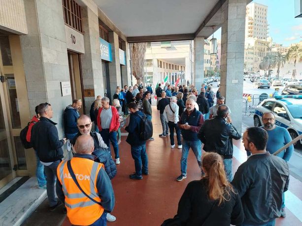 Esso di Vado, presidio davanti all'Unione Industriali contro i 31 licenziamenti: i sindacati incontrano l'azienda (FOTO)