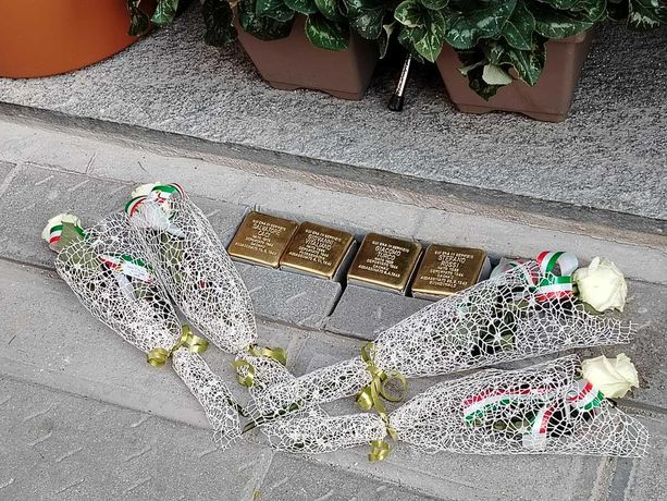 Guardie Ausiliarie arrestate e deportate nei lager nazisti: posate davanti all'ex Questura le 4 pietre d'inciampo in memoria (FOTO e VIDEO) Guardie Ausiliarie arrestate e deportate nei lager nazisti: posate davanti all'ex Questura le 4 pietre d'inciampo in memoria (FOTO e VIDEO)