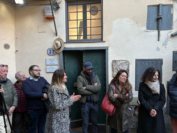 Albissola rende omaggio a Antonio Licheri nel Circolo degli Artisti: i soci appendono il suo cappello in ricordo